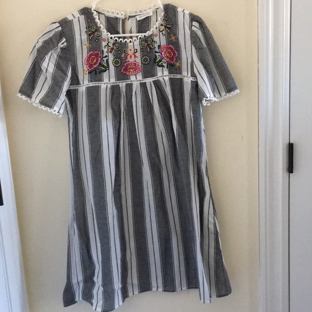 Embroidered shift dress
